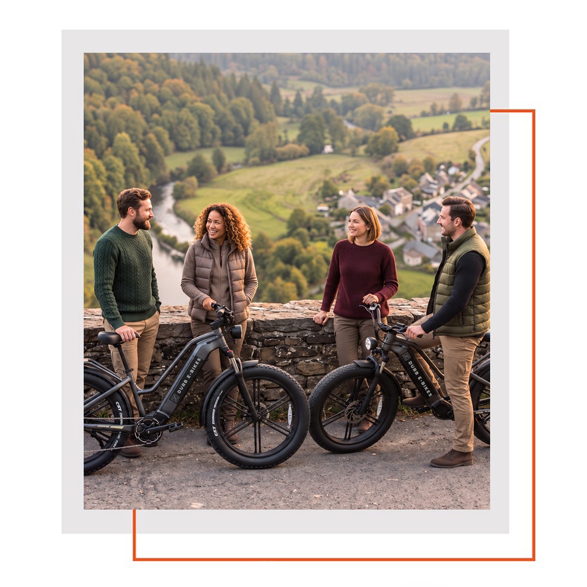 Groep vrienden met Fiido Titan e-bikes met uitzicht op een Ardens dorpje