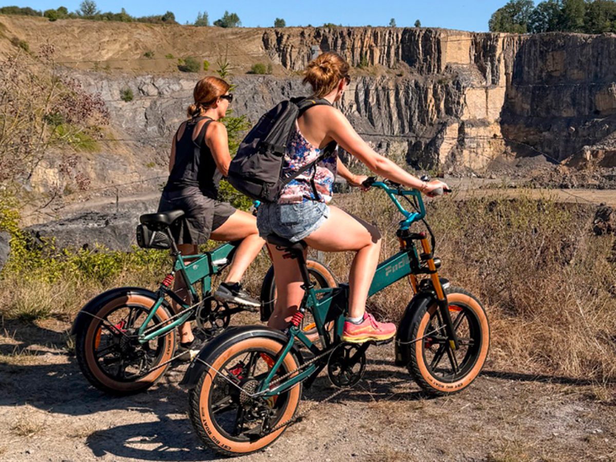Fiido M1 Pro e-bikes op pad bij de steengroeve in Durbuy